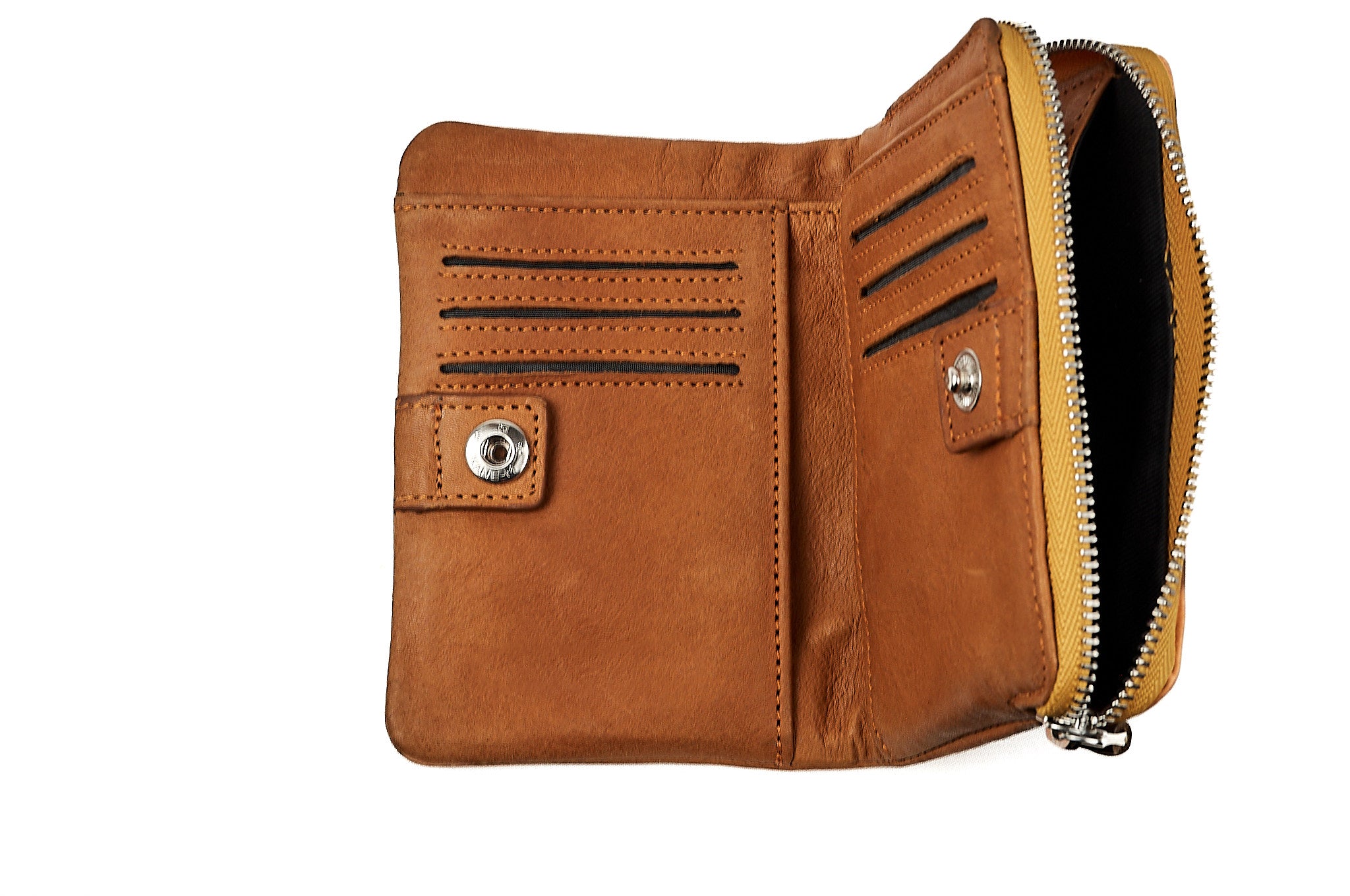 Billetera de cuero cognac JAIRO abierta, vista interior con ranuras para tarjetas y billetes.