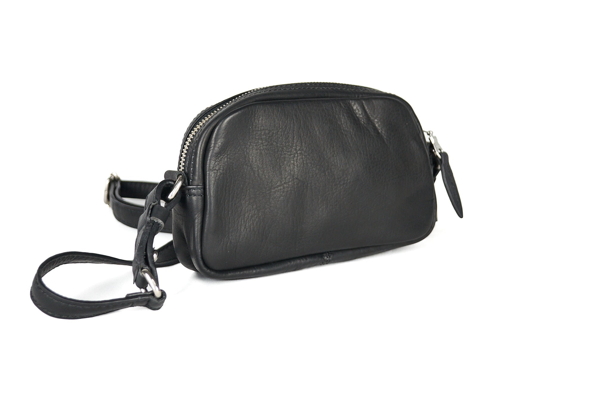 Vista lateral del bolso KODA en cuero negro, mostrando su profundidad y estructura ligera.