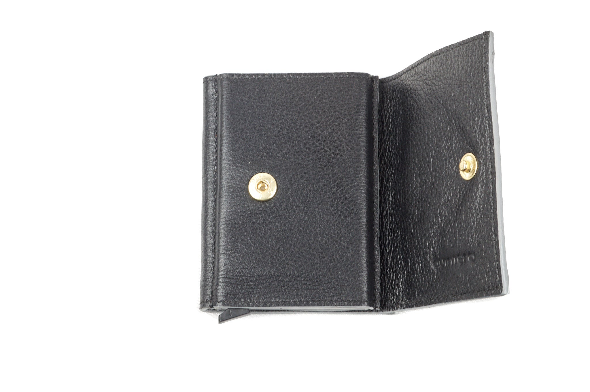 Billetera de cuero negro MATEO abierta, mostrando la caja metálica interna con protección RFID y ranuras para tarjetas.