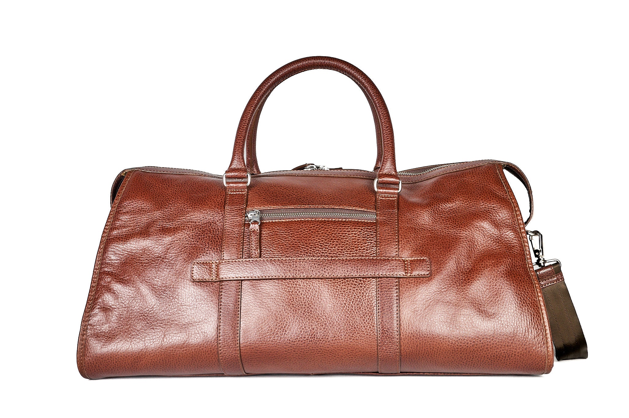 Bolso de viaje Maverick en cuero cognac, vista posterior destacando costuras artesanales y sistema para trolly maleta de viaje.