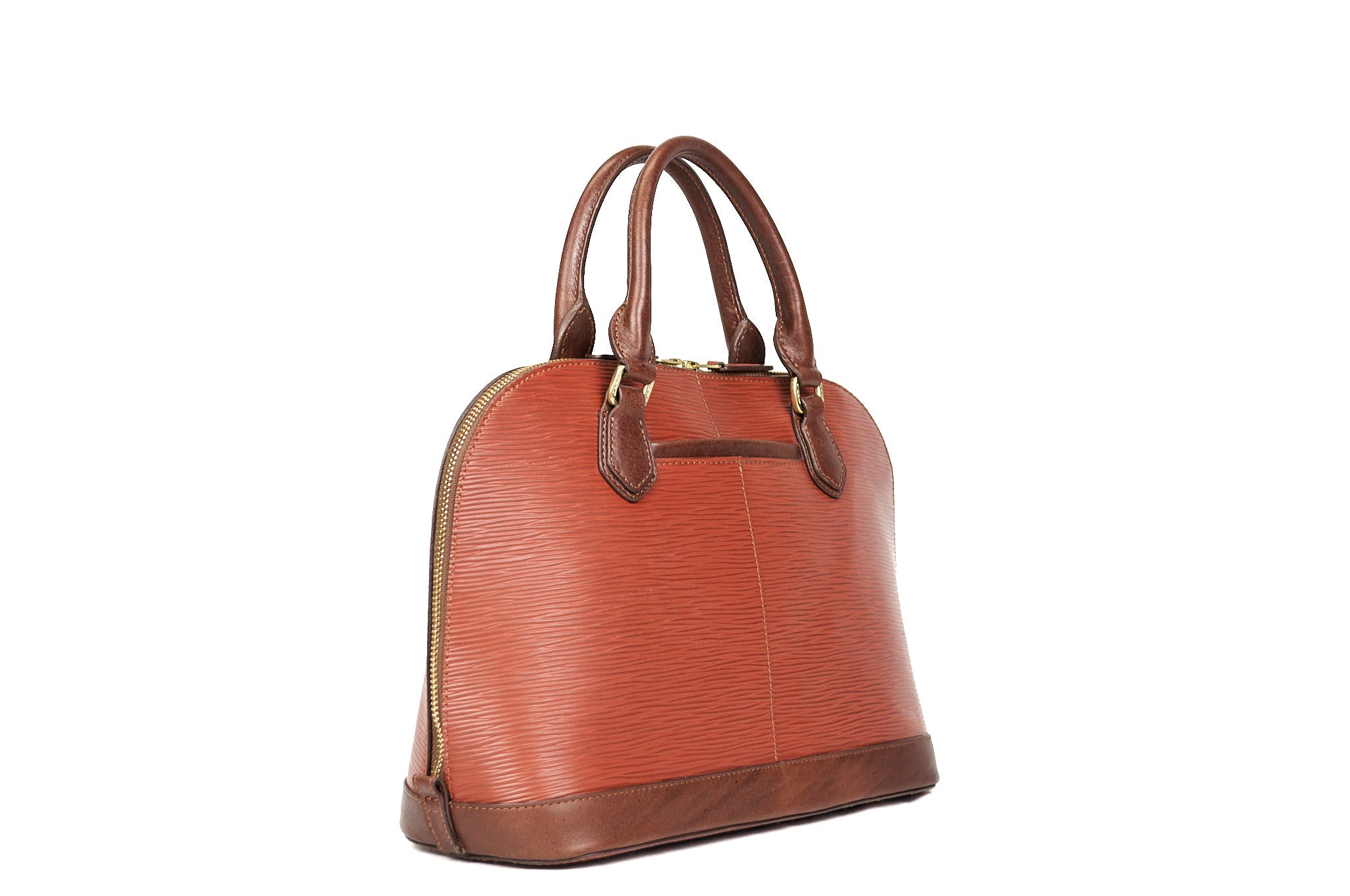 Bolso de cuero cognac PERRITO en vista tres cuartos, destacando la base en contraste y la forma tipo cartera.