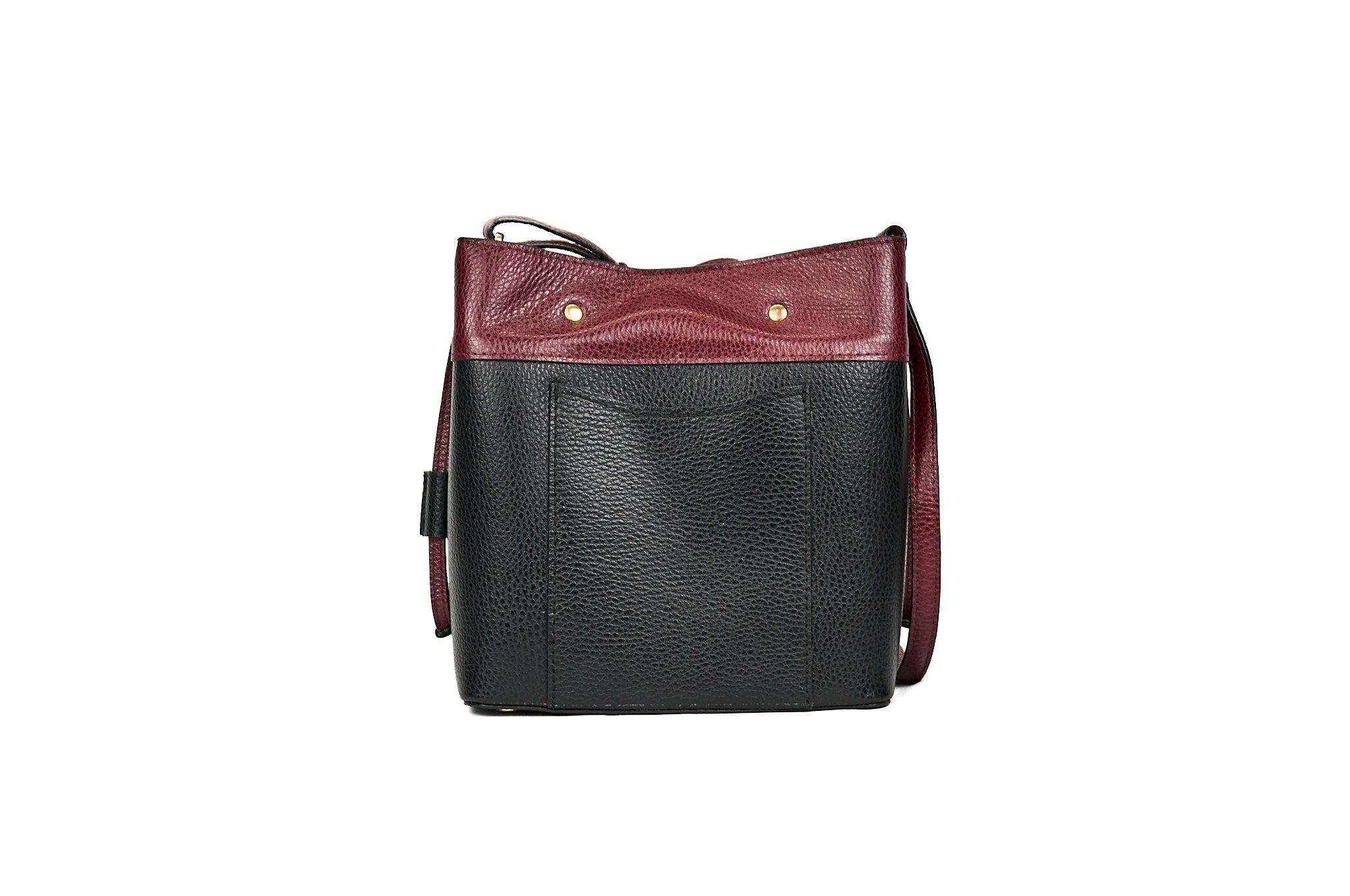 Bolso bucket VALDÉZ en cuero negro y vino tinto visto desde atrás, mostrando el volumen y la caída de la pieza.
