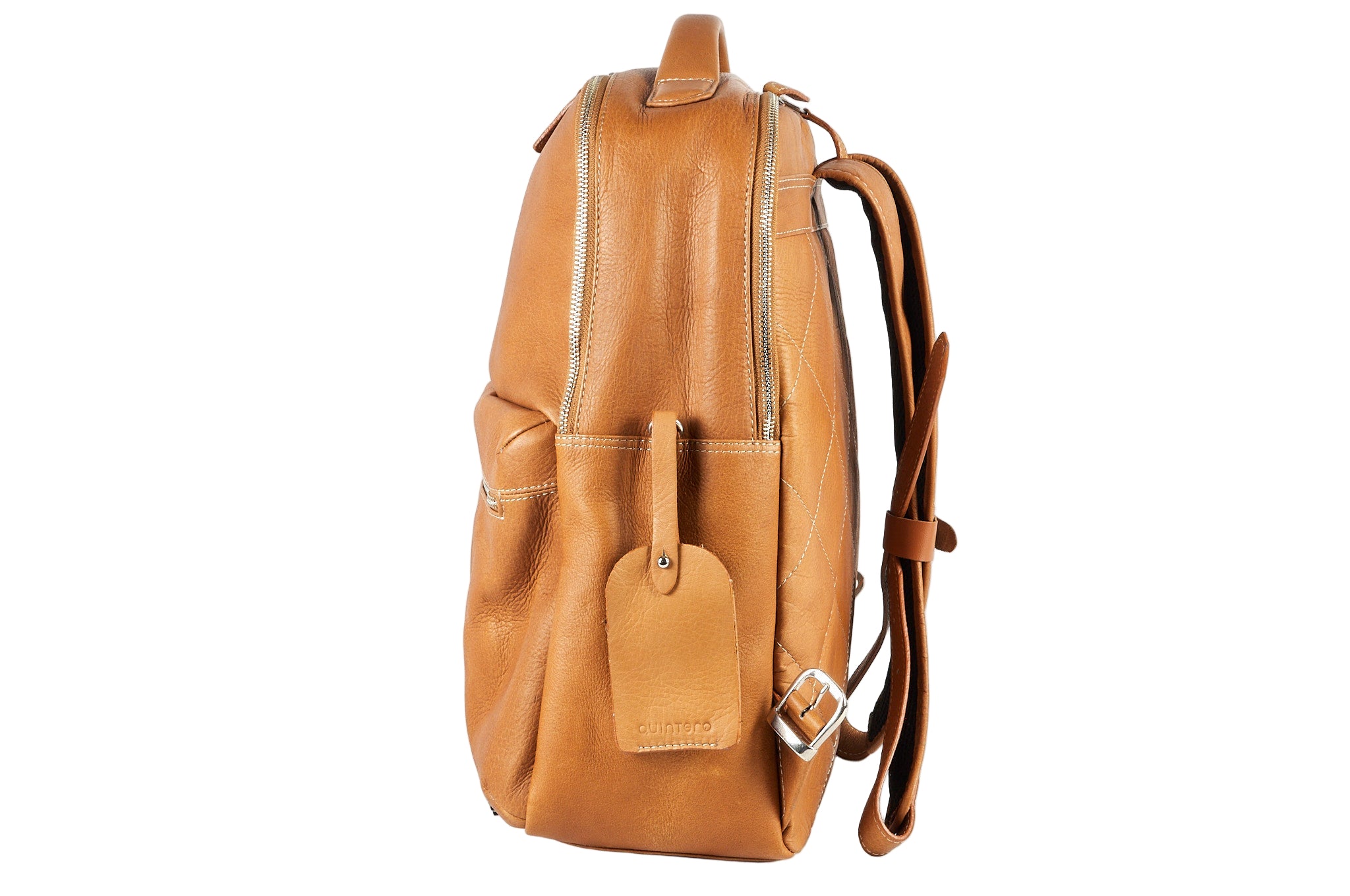 Vista lateral del morral de cuero cognac ROCKY, resaltando su perfil delgado y práctico.