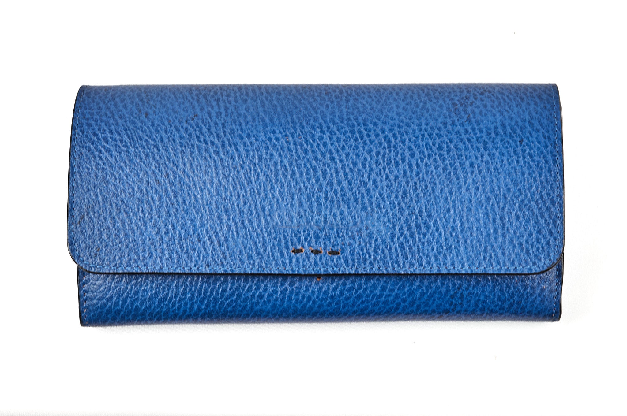 Vista frontal de la billetera de cuero azul HILDA de Quintero Outlet, cerrada y con diseño alargado.