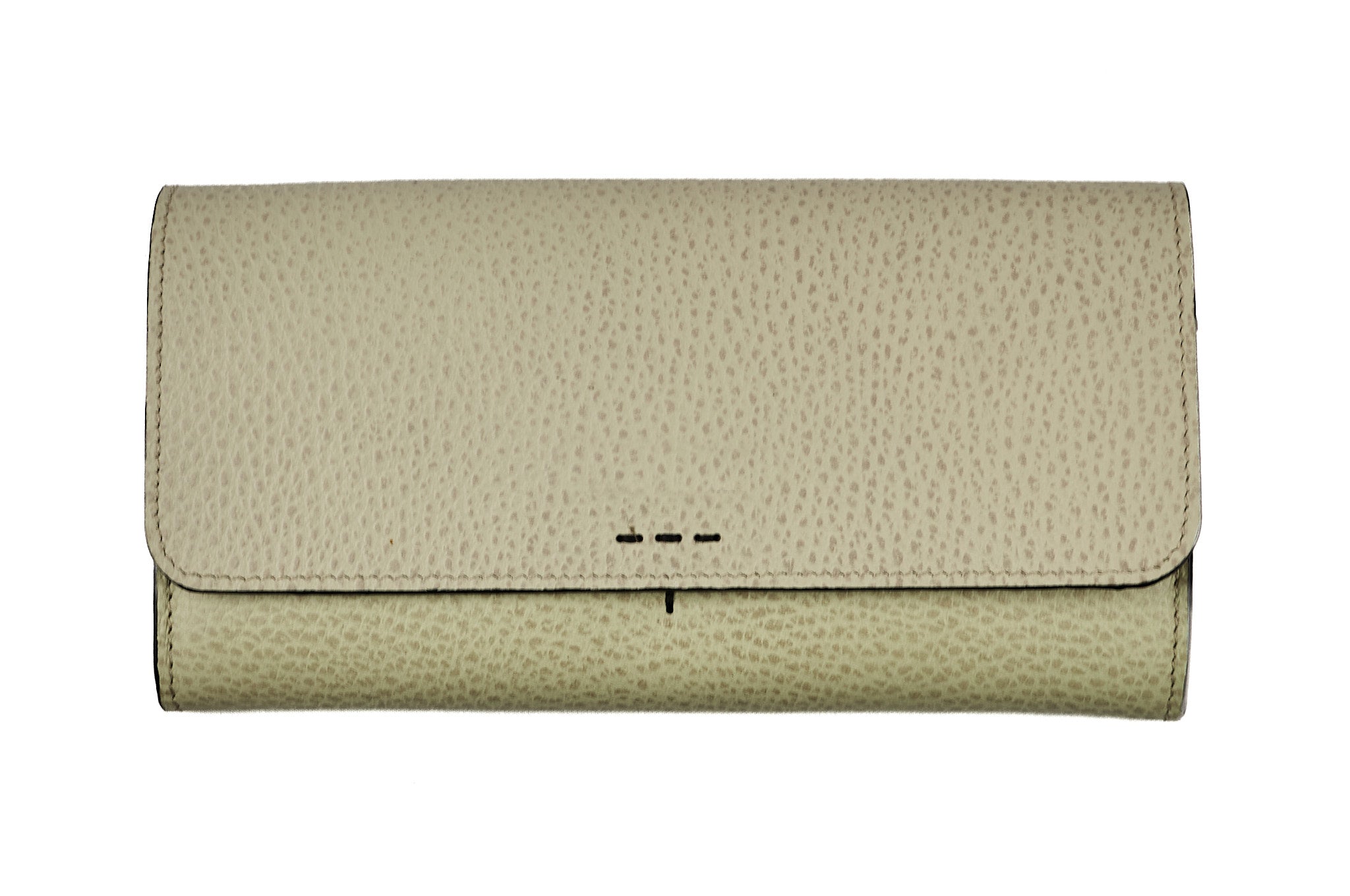 Vista frontal de la billetera de cuero verde oliva HILDA de Quintero Outlet, cerrada y de formato alargado.