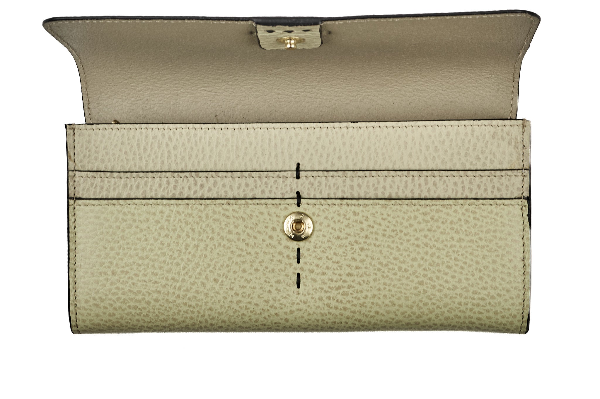 Billetera de cuero verde oliva HILDA abierta, mostrando el interior con espacio para billetes, tarjetas y documentos.