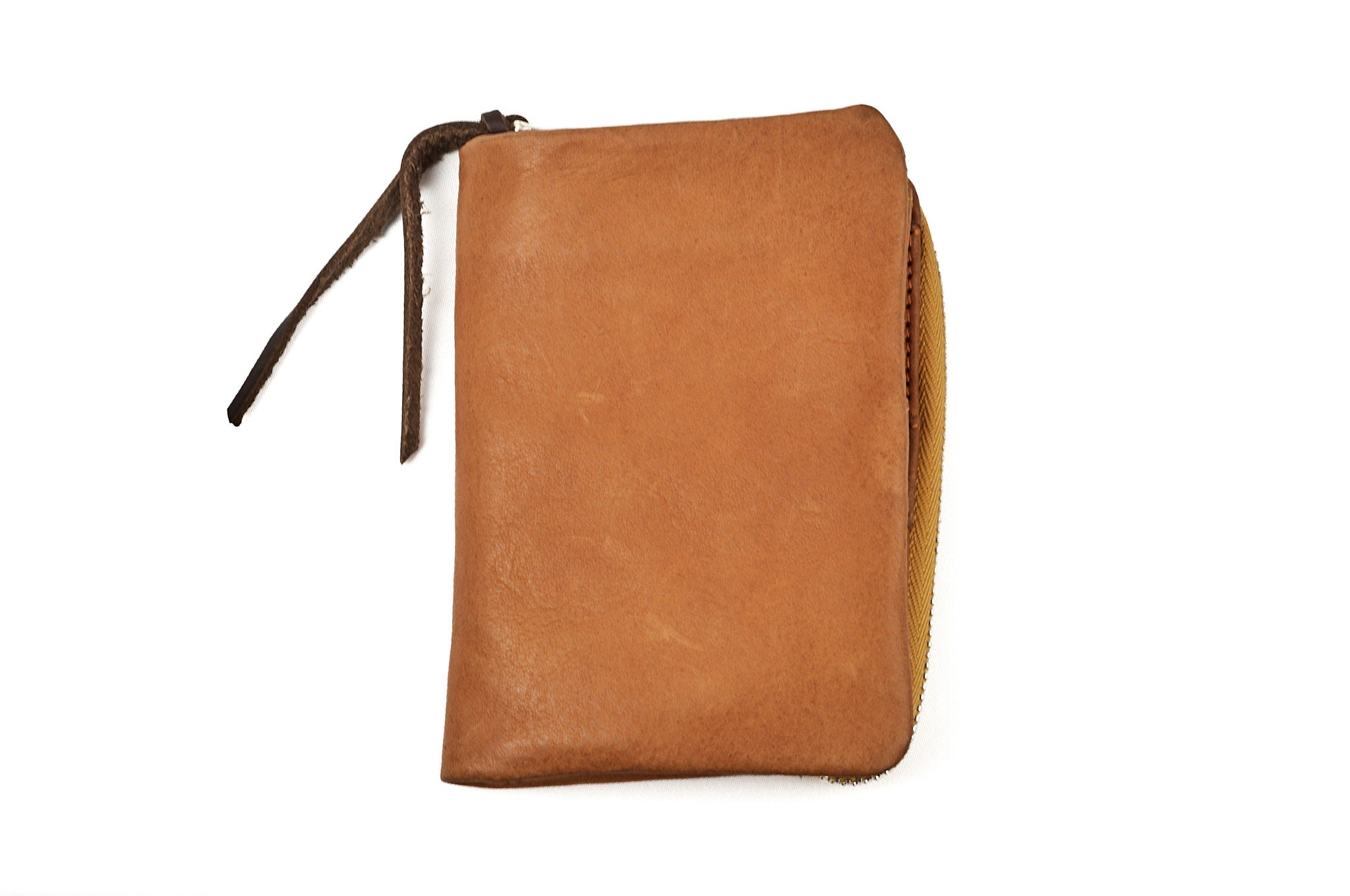 Vista exterior de la billetera de cuero color cognac JAIRO de Quintero Outlet, diseño compacto.