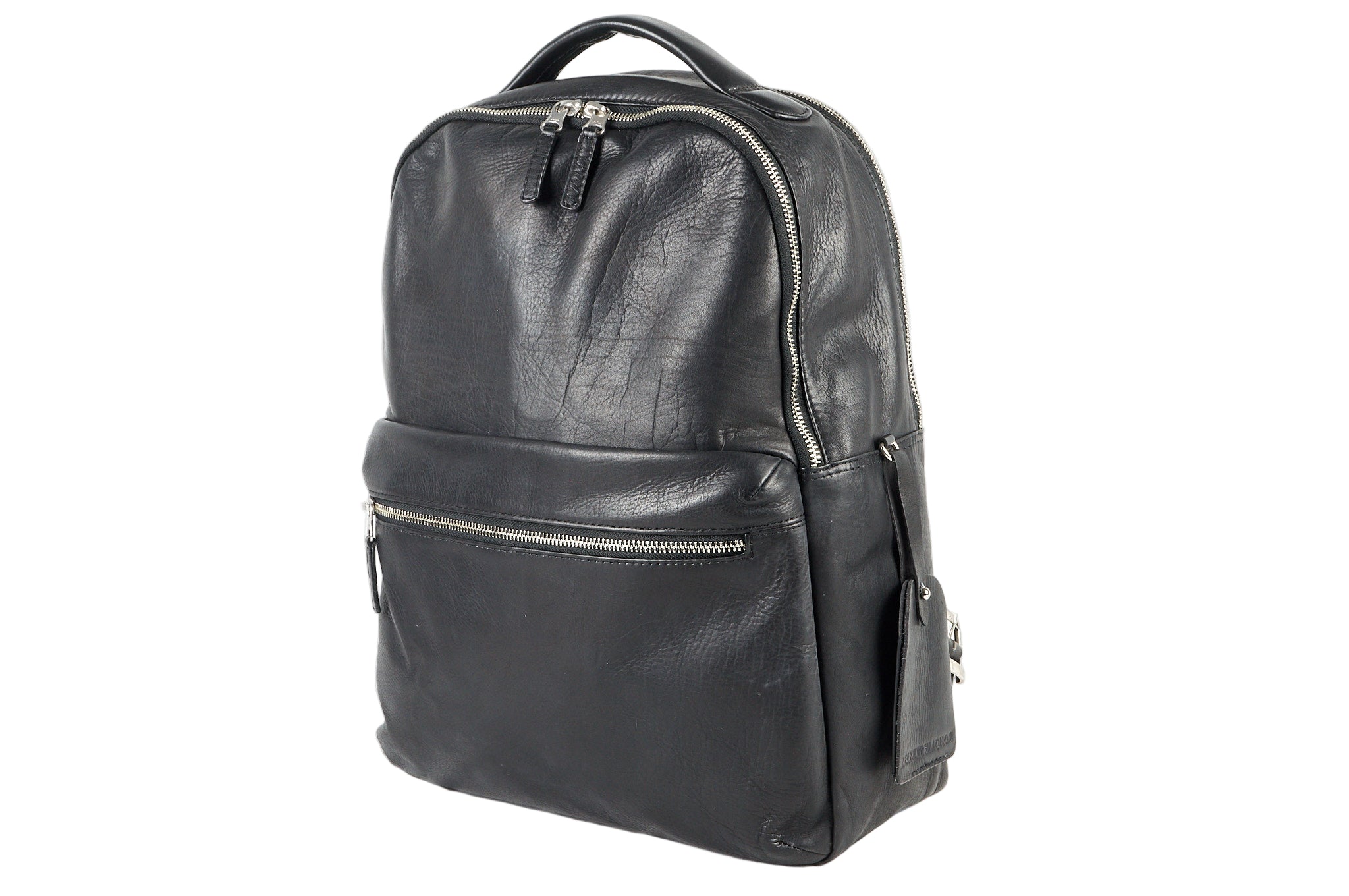 Morral de cuero negro ROCKY en vista tres cuartos, destacando textura del cuero y cremalleras.