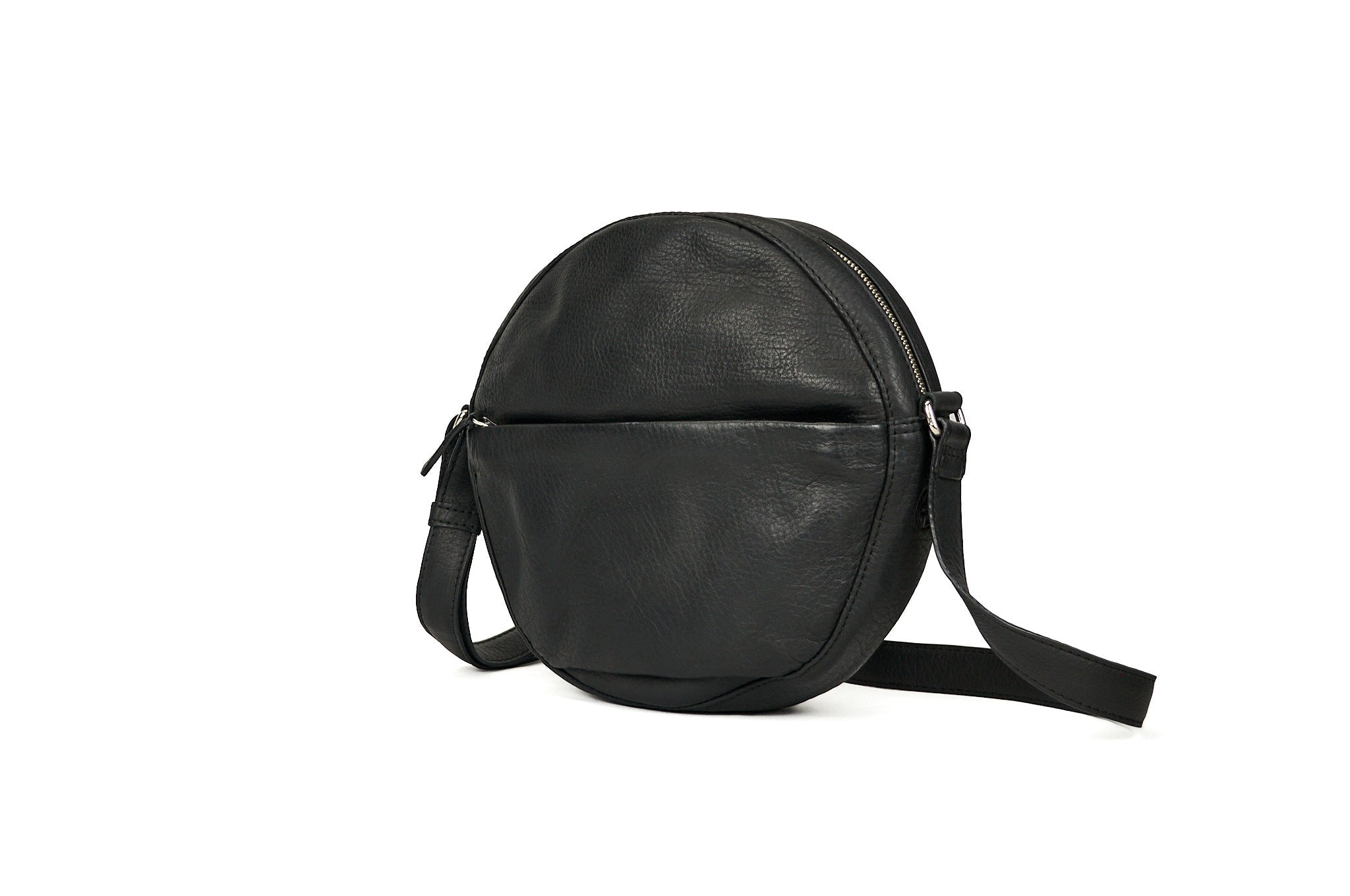 Vista del interior del bolso bandolera ANASTASIA en cuero negro, mostrando su compartimiento práctico para lo esencial.