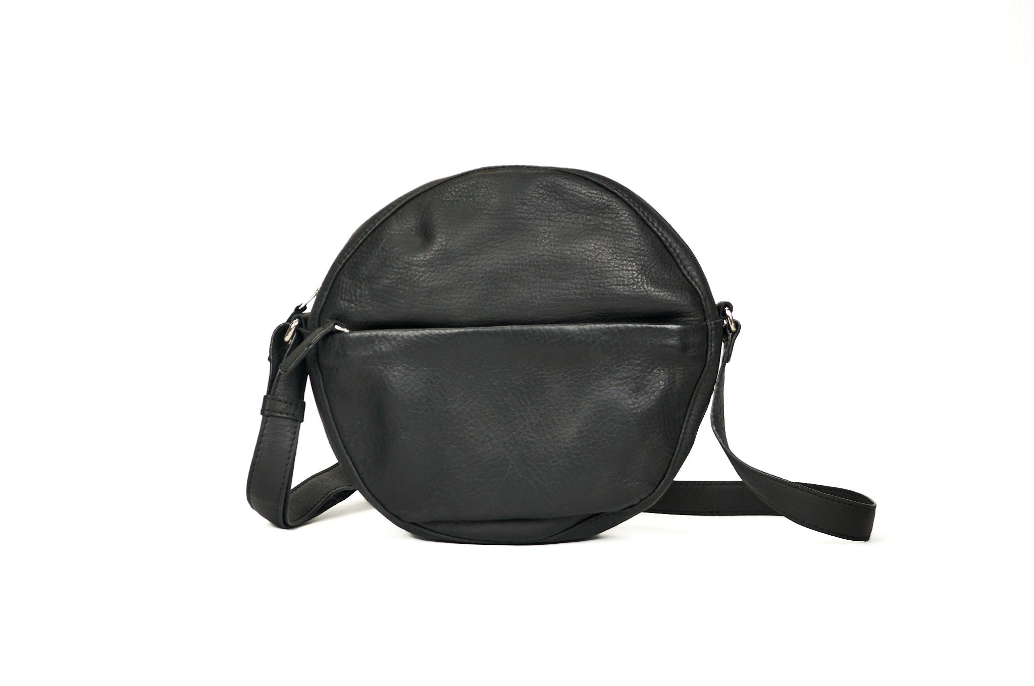 Vista en ángulo del bolso ANASTASIA de cuero negro, resaltando su diseño ligero y acabado suave.