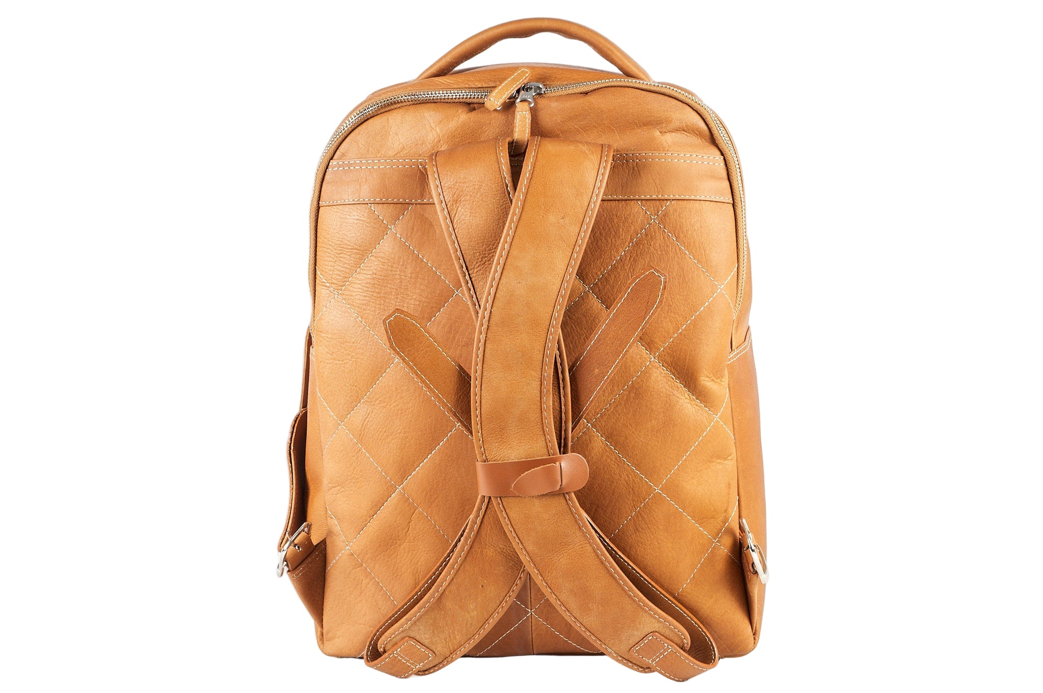 Parte posterior del morral de cuero cognac ROCKY, con tiras acolchadas y refuerzos.