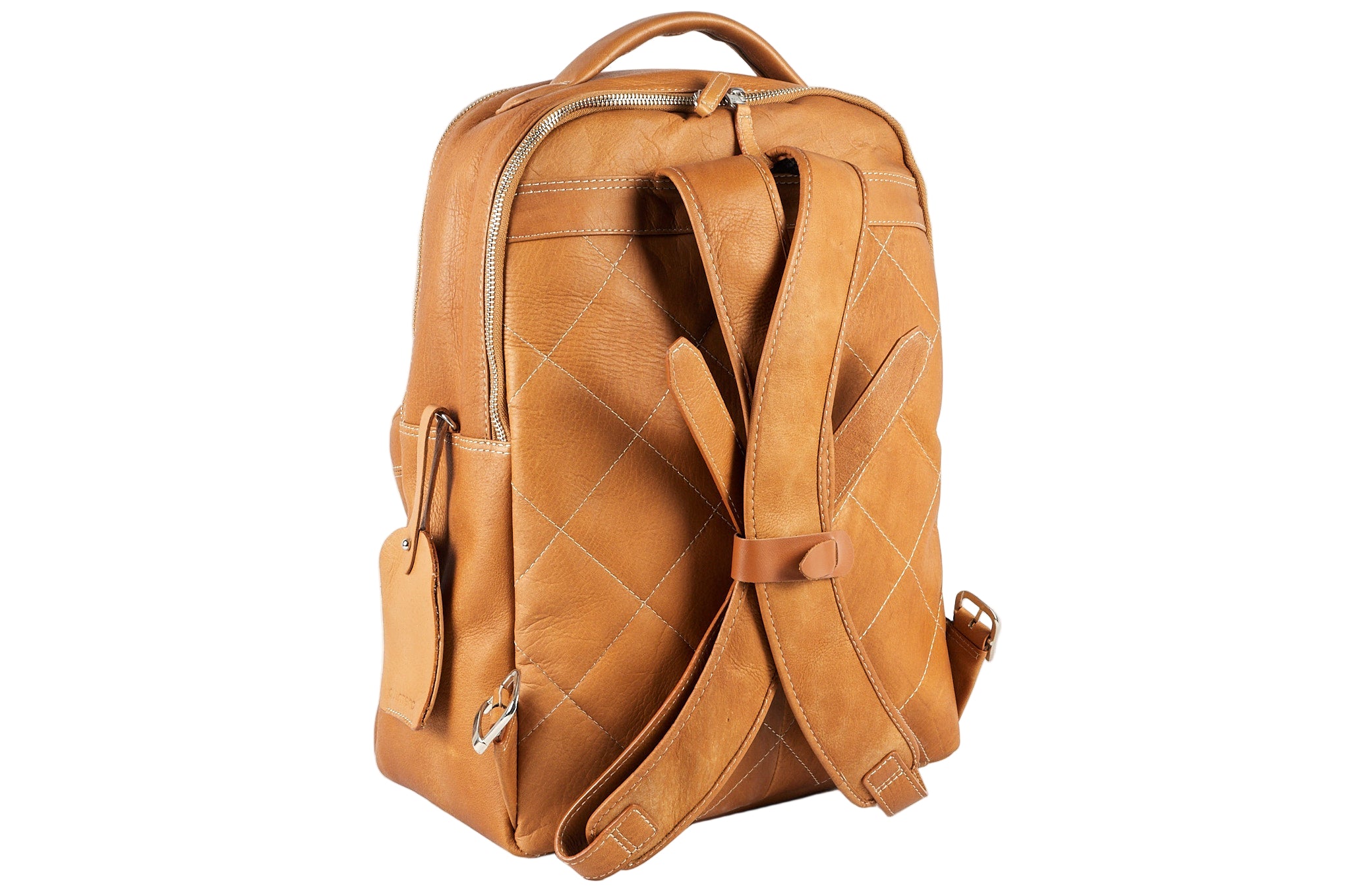 Morral de cuero cognac ROCKY visto en ángulo, mostrando asas superiores y detalles de costura.