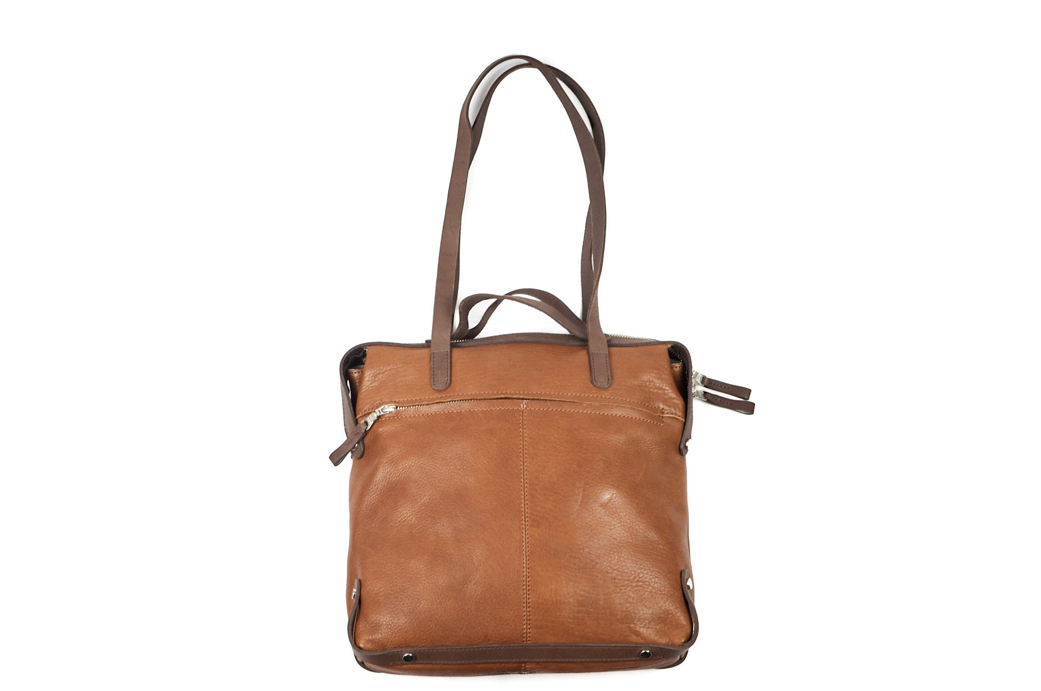 Vista posterior del bolso GIUSEPPE en cuero color coñac de Quintero Outlet, mostrando su diseño amplio, bolsillo con cremallera y estructura rectangular.